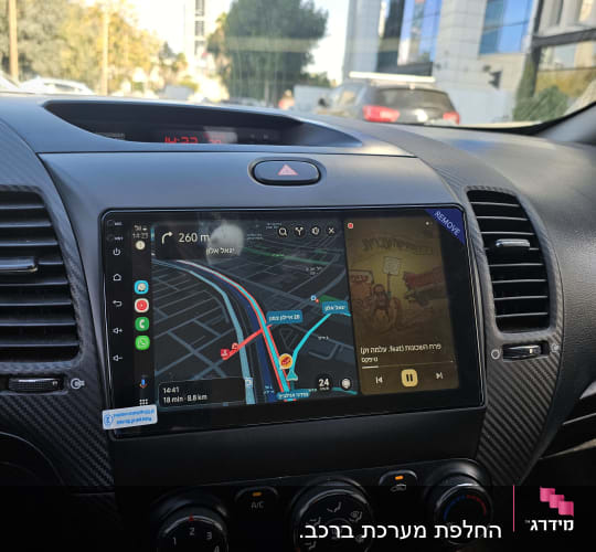 מסך ניווט ברכב עם מפה ומוזיקה